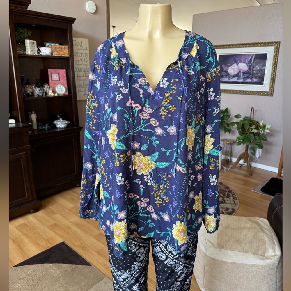 Old Navy blue floral long sleeves Vneck blouse-size XXL